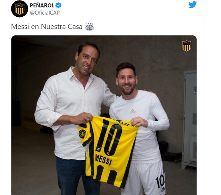 تكريم ميسي من بينارول ميسي في لقاء أوروجواي والأرجنتين