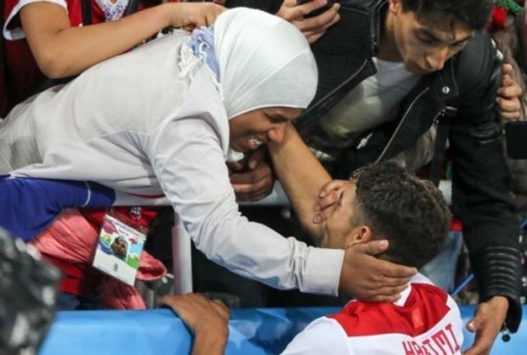 حكيمي مع والدته بقميص منتخب المغرب أشرف حكيمي نجم منتخب المغرب