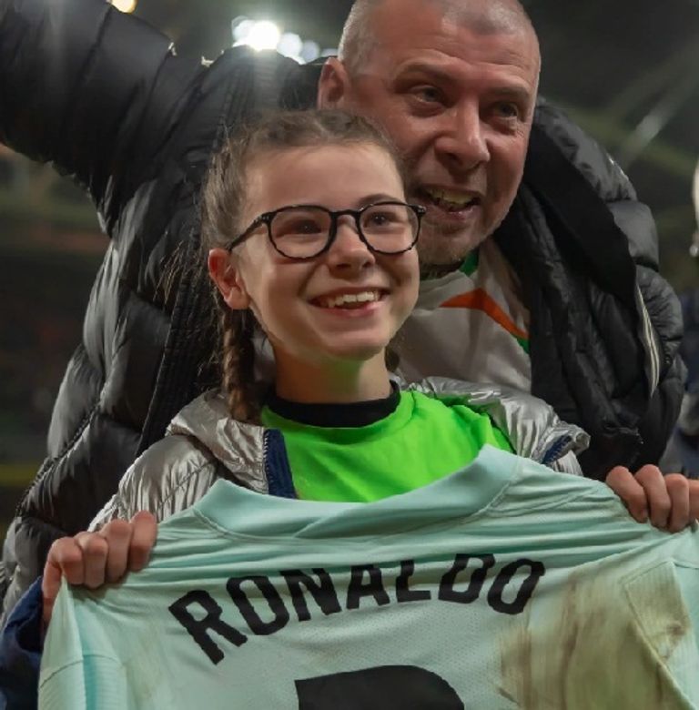 فتاة أيرلندية تحمل قميص كريستيانو رونالدو