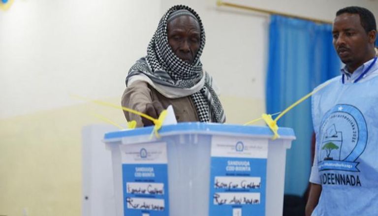 أحد الصوماليين يدلي بصوته في الانتخابات - أرشيفية