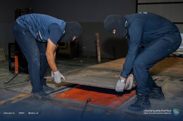 جرى إخفاء الحبوب بطريقة فنية على امتداد أرضية الشاحنة