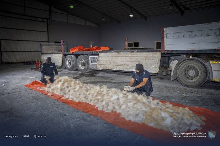 جرى إخفاء الحبوب بطريقة فنية على امتداد أرضية الشاحنة