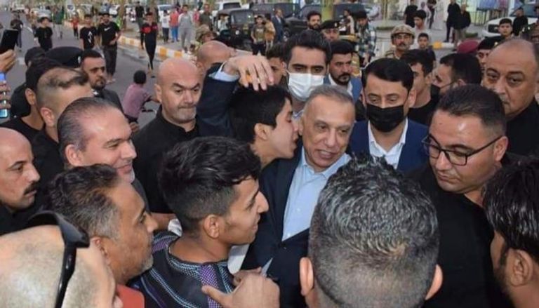 أول ظهور لرئيس وزراء العراق بعد محاولة الاغتيال أنصار قوى ولائية لإيران خاسرة في الانتخابات يركلون صورة قائد أمني