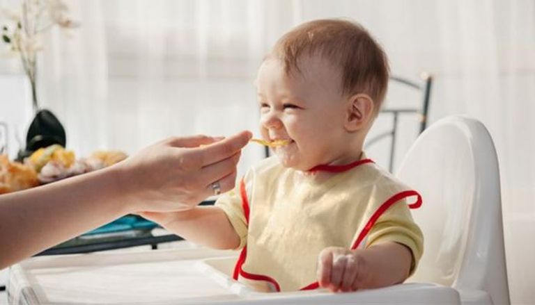 عند بلوغ الرضيع 6 أشهر يجب توفير أغذية تكميلية لتلبية احتياجاته