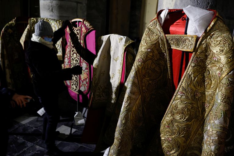 جانب من عرض الأزياء بالكاتدرائية البلجيكية