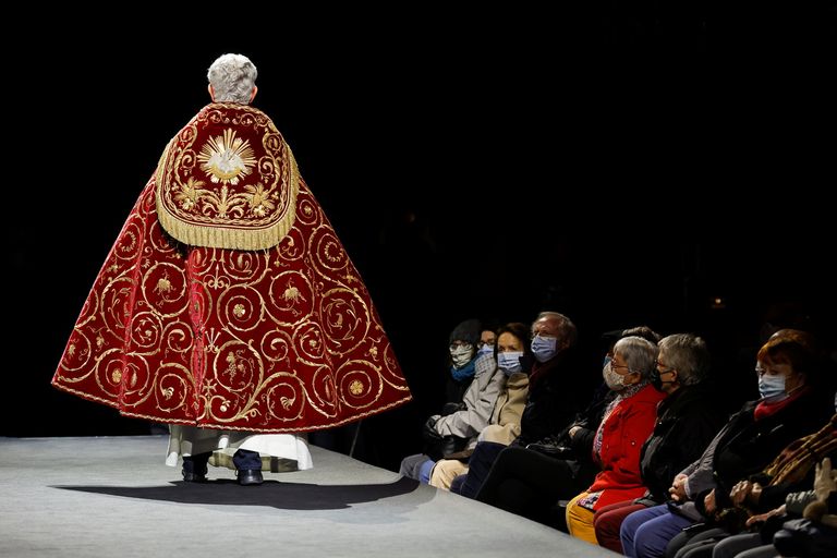 جانب من عرض الأزياء بالكاتدرائية البلجيكية