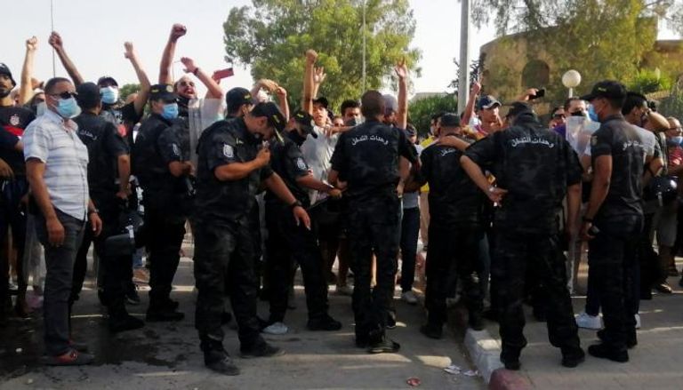الأمن التونسي يتصدى لشغب متظاهرين - أرشيفية