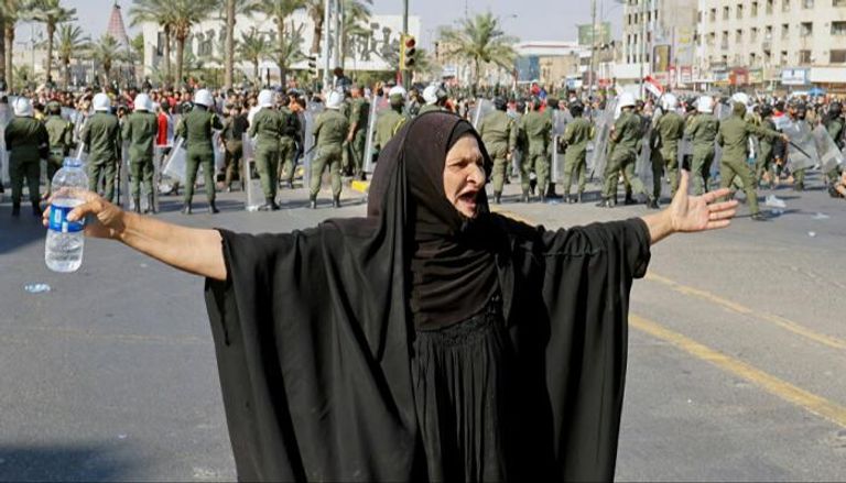 عراقية مسنة في تظاهرة ببغداد احتجاجاً على سوء الأوضاع العامة
