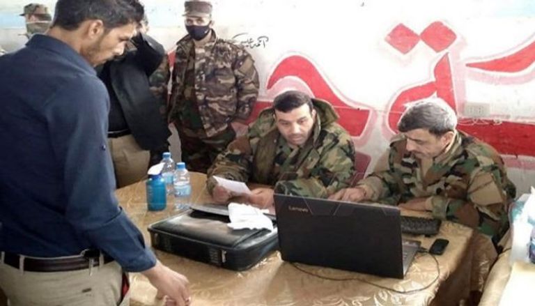 قوات سورية تستقبل مواطنين للانضمام للتسوية الشاملة بدير الزور