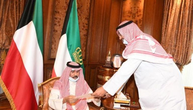 أمير الكويت يتسلم خطاب الاستقالة