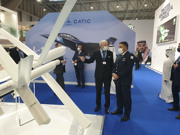 المسؤول الإسرائيلي خلال زيارته للمعرض