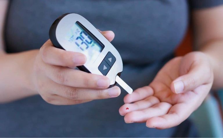 فتاة تقيس مستوى السكر في الدم