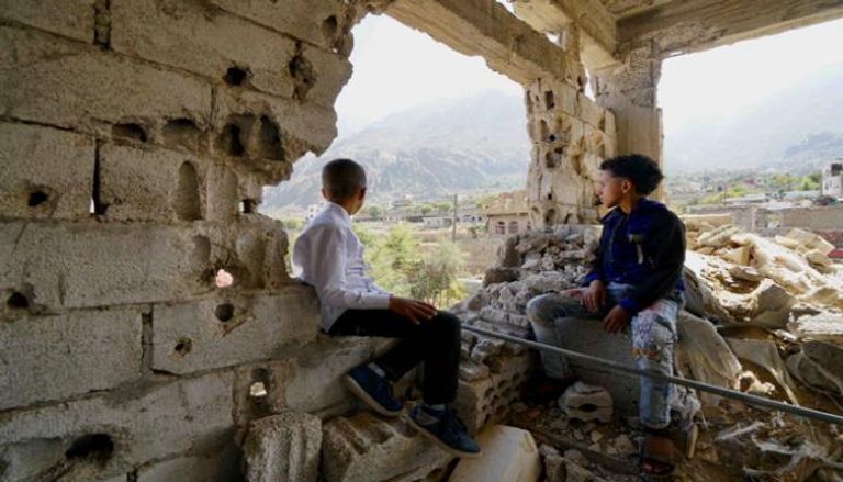طفلان على أنقاض منزلهما الذي دمره الحوثيون بريف تعز