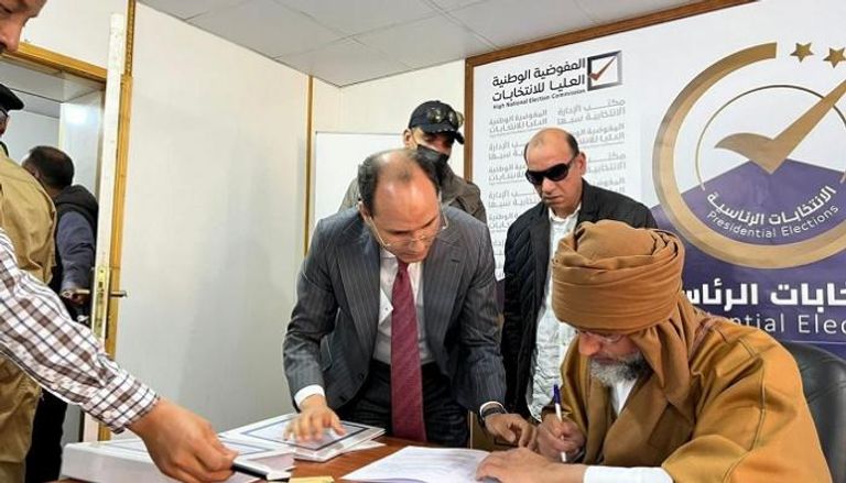 سيف الإسلام القذافي خلال تقديم أورق ترشحه