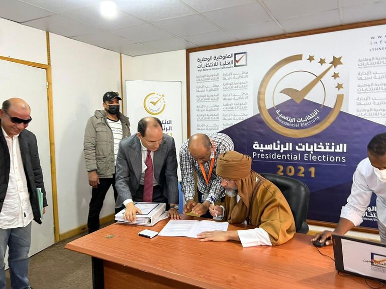 سيف الإسلام القذافي خلال تقديم أورق ترشحه