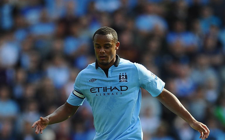 فينسنت كومباني بقميص مانشستر سيتي الأسطورتان تييري هنري وكريستيانو رونالدو