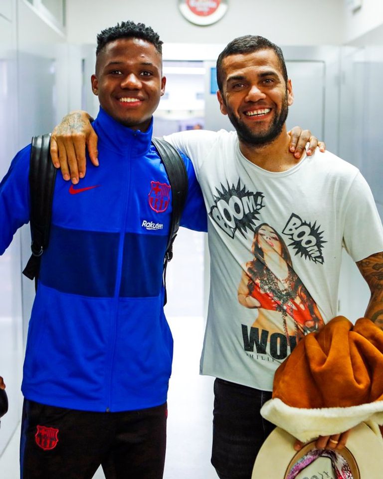 داني ألفيس وأنسو فاتي في برشلونة داني ألفيس ظهير برشلونة