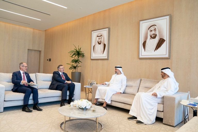 خالد بن محمد بن زايد يجتمع مع رؤساء شركات عالمية