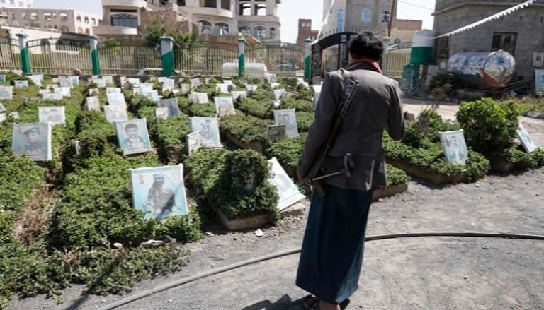 عنصر من مليشيات الحوثي بمقبرة لقيادات الجماعة الانقلابية