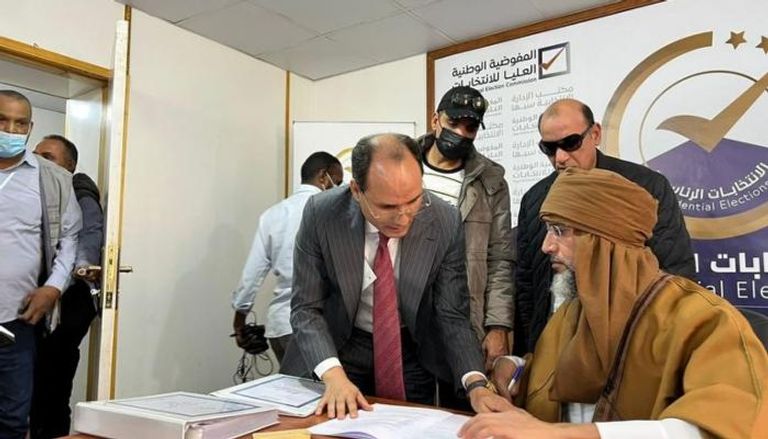 سيف الإسلام القذافي يقدم أوراق ترشحه للانتخابات الرئاسية. 