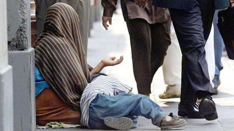 متسول في أحد شوارع صنعاء- أرشيفية