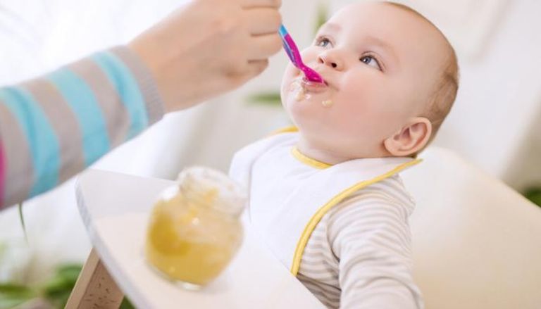 يعتمد الرضيع في أشهره الأولى على حليب الأم بشكل أساسي