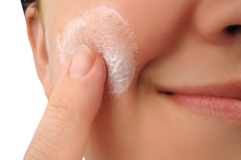 تخلصي من بثور الوجه بمواد طبيعية