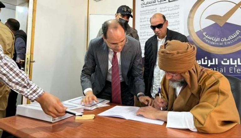 سيف الإسلام يوقع أوراق ترشحه للرئاسة الليبية