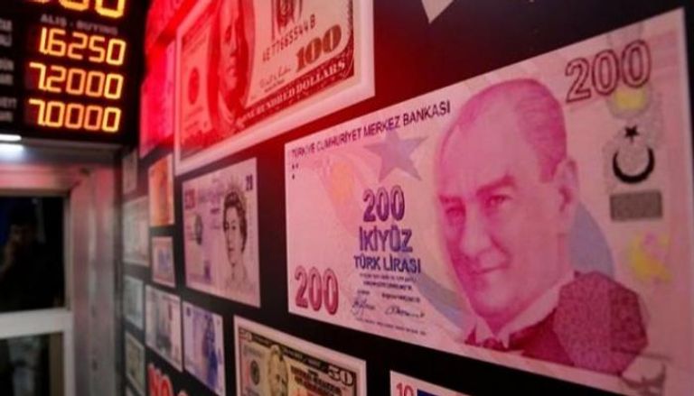 الليرة التركية تواصل التراجع لأدنى مستوى مقابل الدولار