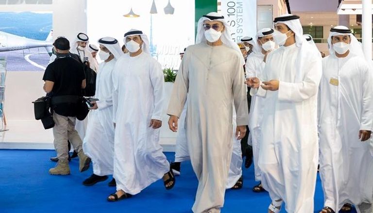 الشيخ محمد بن زايد يزور معرض دبي للطيران