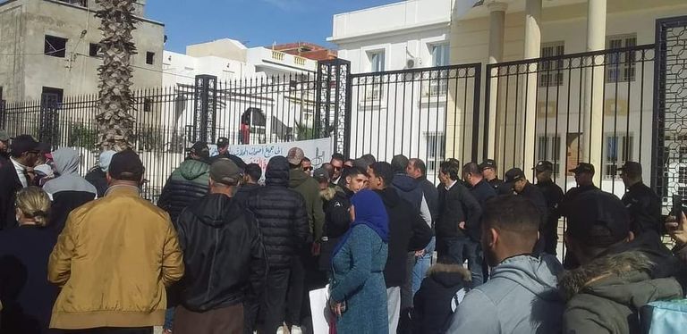 جانب من وقفة احتجاجية تطالب بإقالة مسؤول إخواني