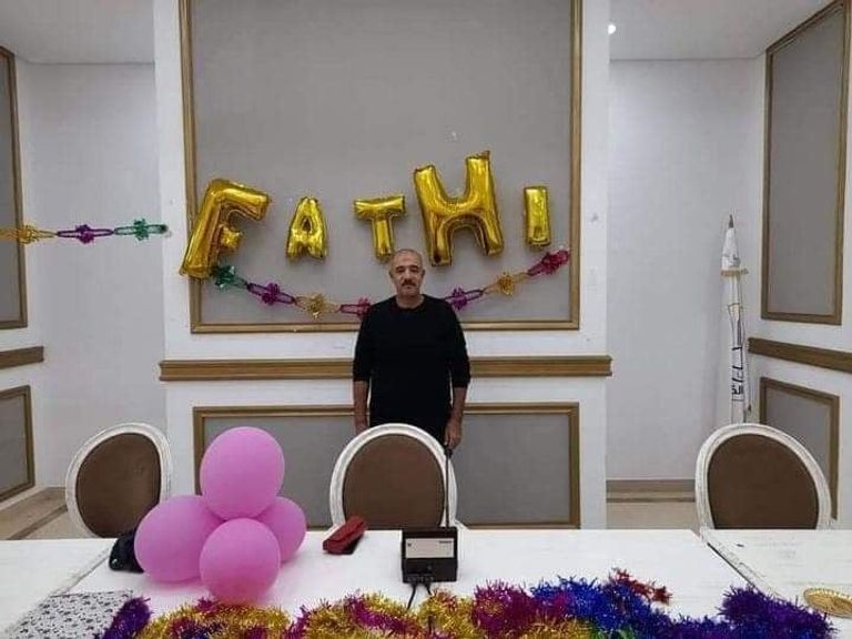 جانب من وقفة احتجاجية تطالب بإقالة مسؤول إخواني