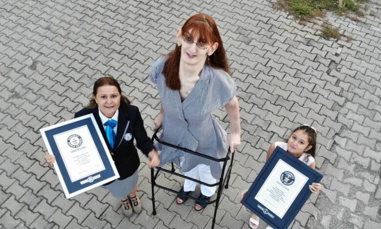 رميساء غَلْغِي أطول امرأة بالعالم