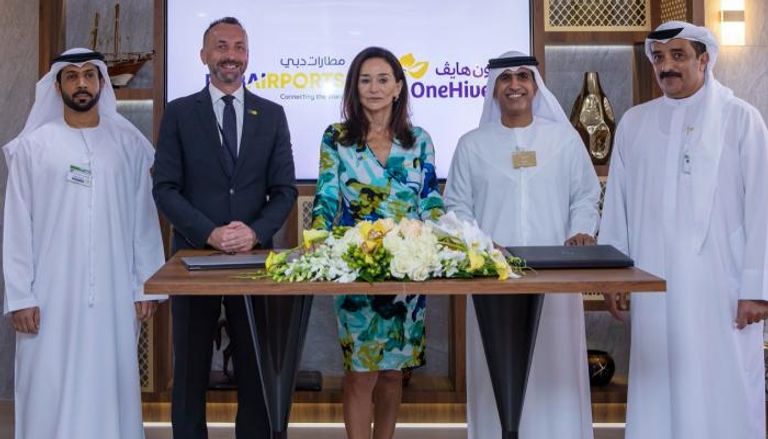 مطارات دبي تطلق مبادرة تعاون مع OneHive لتعزيز المحافظة على النحل