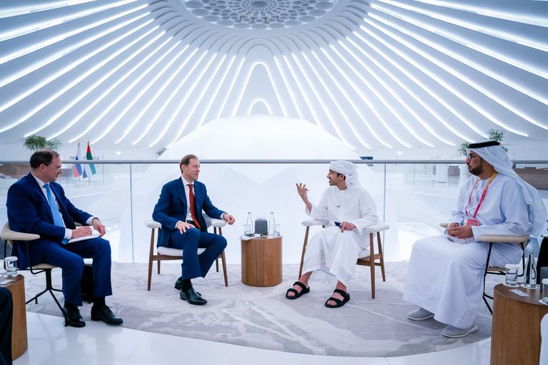 عبدالله بن زايد يستقبل وزير التجارة والصناعة الروسي في