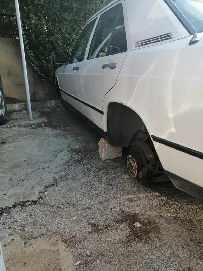 إطارات السيارات هدف سهل للصوص في لبنان