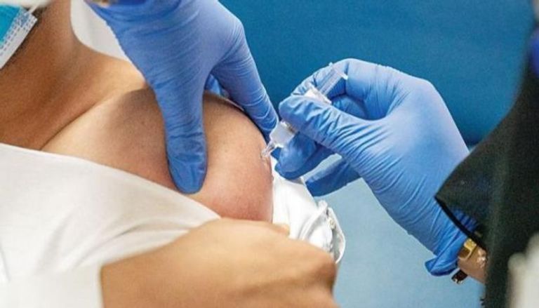 حملة التطعيم ضد كورونا تتواصل في الإمارات