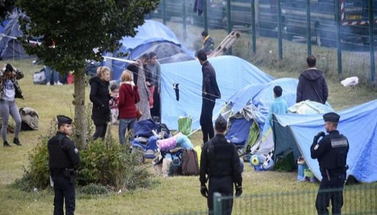 الشرطة الفرنسية تفكك خياما للاجئين غير شرعيين