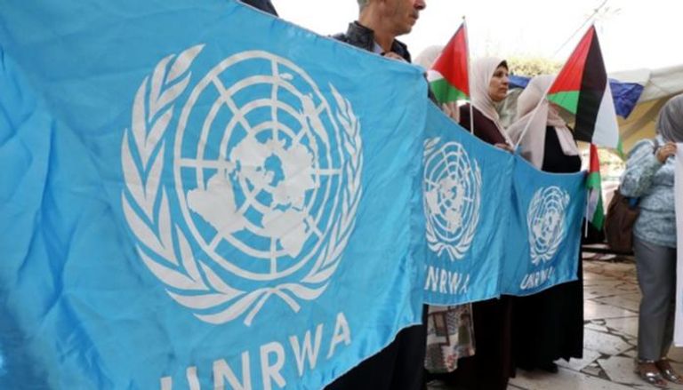 محتجون فلسطينيون يحملون راية الأنوروا - أرشيفية