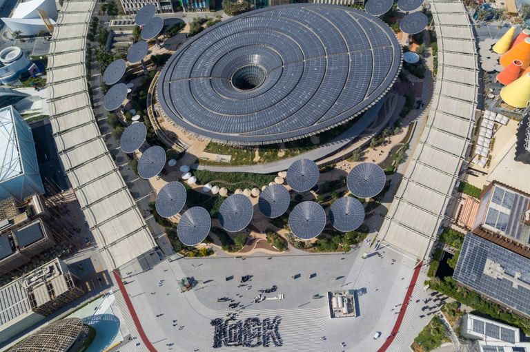 الطلاب رسموا رقم 100 ألف بأجسادهم