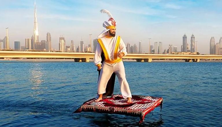 رايز وهو يتجول فوق مياه دبي على بساطه السحري