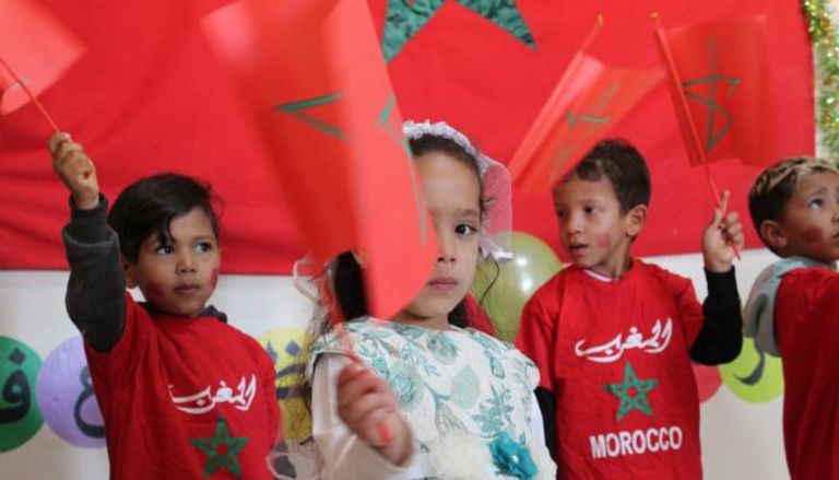 أطفال يحملون العلم المغربي - أرشيف