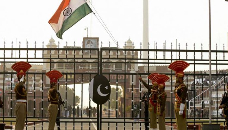 علم الهند على بوابة حدودية مع باكستان