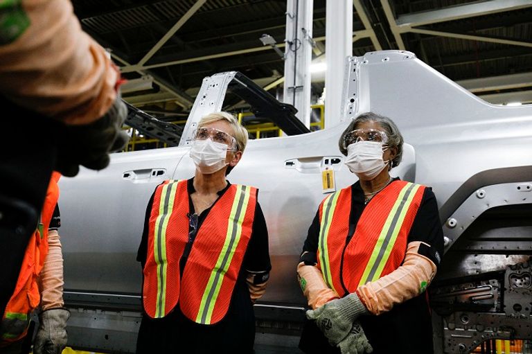 جانب من جولة وزيرة الطاقة الأمريكية في مصنع جنرال موتورز الجديد في أغسطس 2021 مصنع جنرال موتورز الجديد لإنتاج سيارة