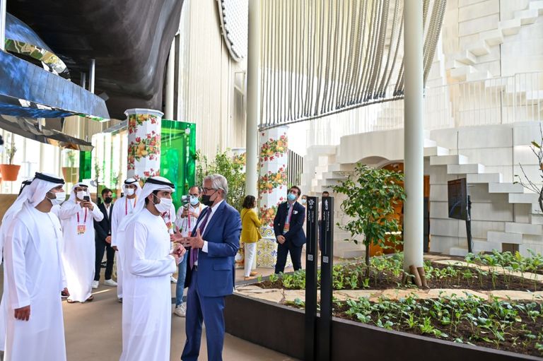 حمدان بن محمد يزور أجنحة ألمانيا وإيطاليا وكوبا