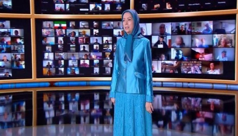 زعيمة المعارضة الإيرانية خلال كلمتها في مؤتمر سابق