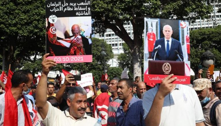 تونسيون يؤيدون الرئيس قيس سعيد