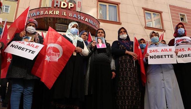 صورة من وقفة الأمهات أمام الحزب الكردي