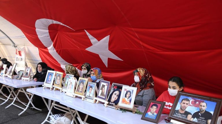 صورة من وقفة الأمهات أمام الحزب الكردي