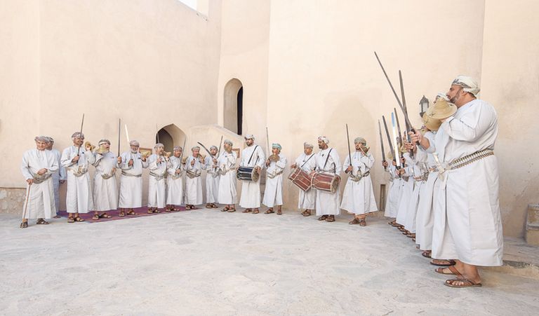 من الرقصات والفنون التي تميز الأفراح العمانية